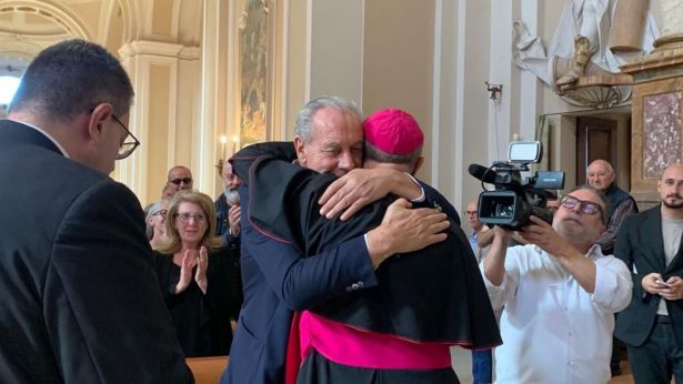 L'abbraccio tra il Sindaco Legnini e Mons. Bruno Forte