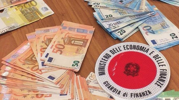 Tanti soldi posti sotto sequestro