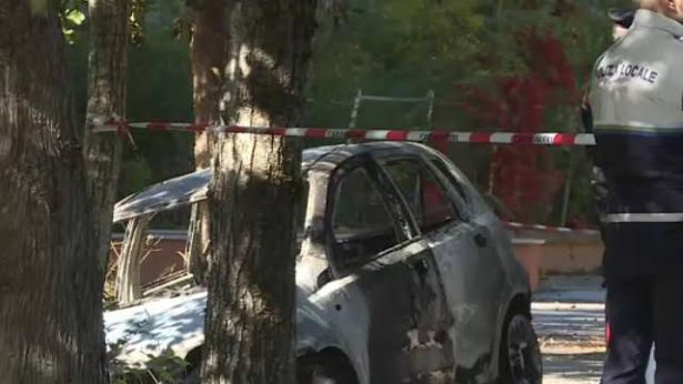 L'auto andata a fuoco