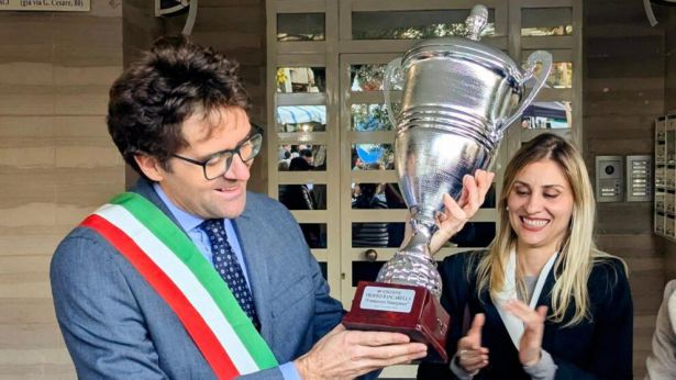 Il Sindaco riceve la Coppa dall'Apam Fiva Concommercio