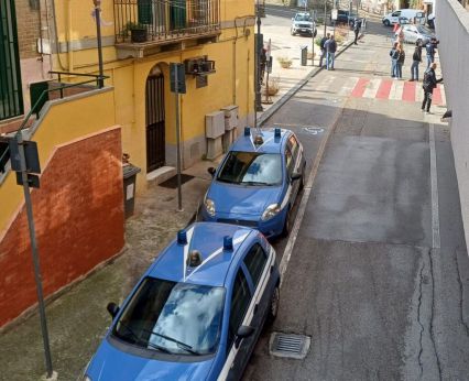 I mezzi della Polizia di Stato sotto il Municipio di Vasto