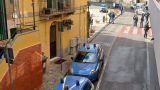 I mezzi della Polizia di Stato sotto il Municipio di Vasto
