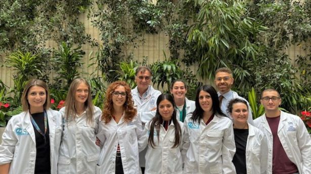 La professoressa Pieragostino (prima da sx) con il team della D'Annunzio